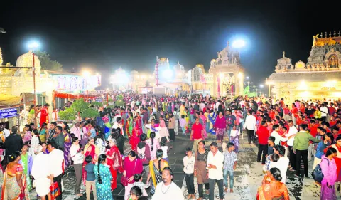 స్వర్ణగిరికి పోటెత్తిన భక్తులు