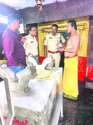 రెండు ఆలయాల్లో చోరీ
