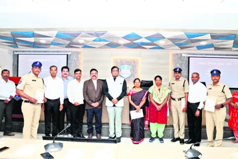 ఐటీ కోర్‌ బృందానికి ప్రశంసపత్రాల అందజేత