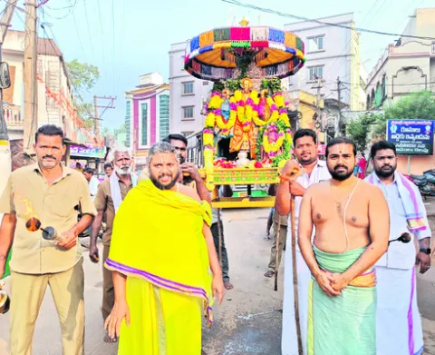 కనుల పండువగా శ్రీవారి తిరువీధి సేవ 