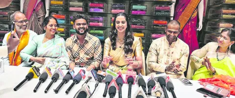 కాకినాడలో  నటి మీనాక్షి సందడి 