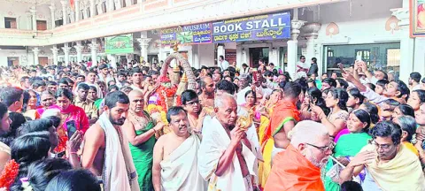 శ్రీమఠం.. భక్త జనసంద్రం