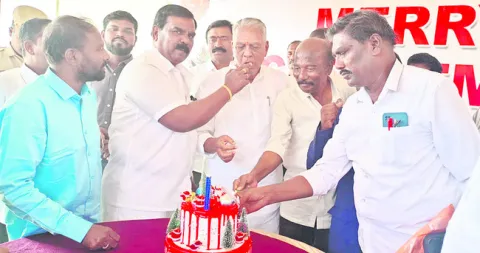 భక్తిశ్రద్ధలతో క్రిస్మస్‌ వేడుకలు 