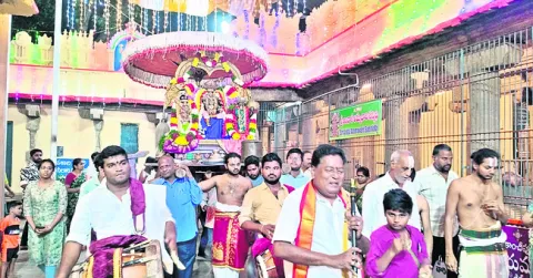 పుష్పాలంకరణలో రంగడి దర్శనం