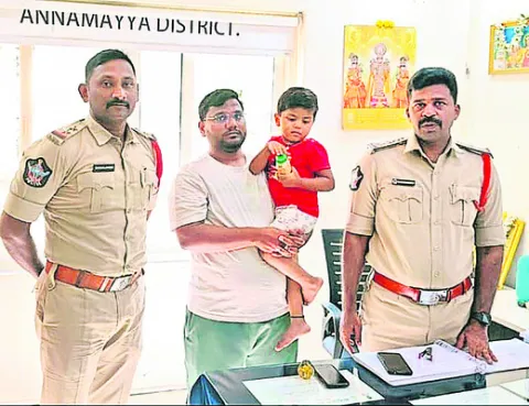 తప్పిపోయిన పది నిమిషాల్లోనే తల్లిదండ్రులకు అప్పగింత