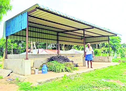 మినీ గోకులాల నిధులు స్వాహా 