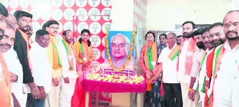 వాజ్‌పేయి ప్రతి బీజేపీ కార్యకర్తకు ఆదర్శం