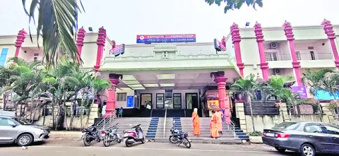 భక్తులకు బిల్లు ఇవ్వకుండా..