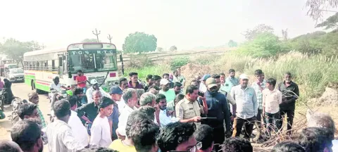 ధాన్యం తరలించాలంటూ రైతుల ఆందోళన 