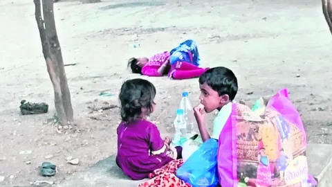 అపస్మారక స్థితిలో తల్లి.. ఆపదలో చిన్నారులు