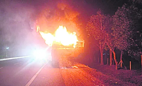 హైవేపై టిప్పర్‌ దగ్ధం 