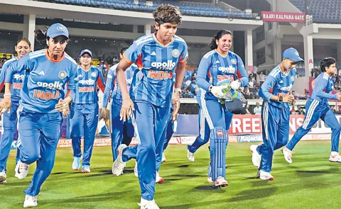 India plays its third T20 against Sri Lanka today6