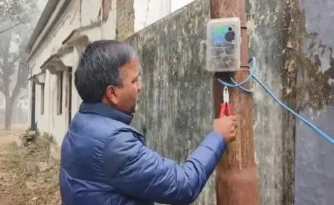 Congress MLA Virendra Jati climbed electricity poles and cut the power