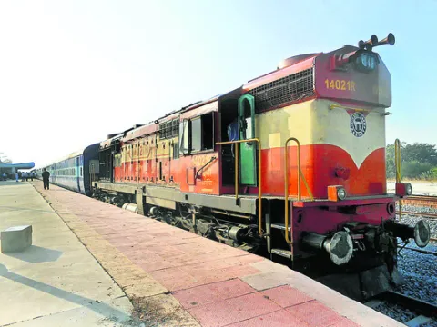 స్వల్పంగా పెరిగిన రైల్వేచార్జీలు