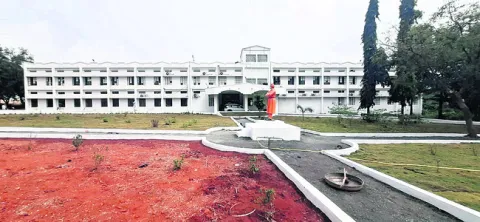 పాఠాలు ఎవరు చెప్పాలి?