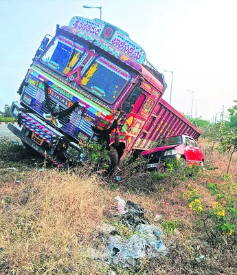 కారును ఢీకొన్న లారీ