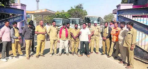 డ్రైవర్‌పై కేసు ఎత్తివేయాలని నిరసన
