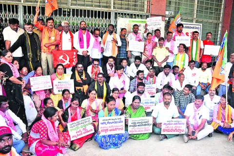 కూల్చివేతలకు వ్యతిరేకంగా ఆందోళన