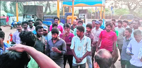 కల్తీ పెట్రోలు విక్రయంపై ఆందోళన 