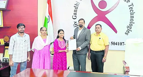 ట్రిపుల్‌ ఐటీ విద్యార్థినికి ఎల్‌ఐసీ స్కాలర్‌షిప్‌