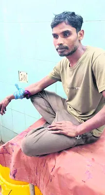 చేయి నరుక్కున్న  చేనేత కార్మికుడు 