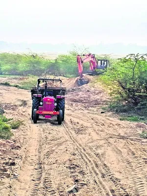 పెన్నానదిలో అక్రమంగా ఇసుక తవ్వకాలు 