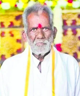 నడుచుకుంటూ వెళ్తుండగా..