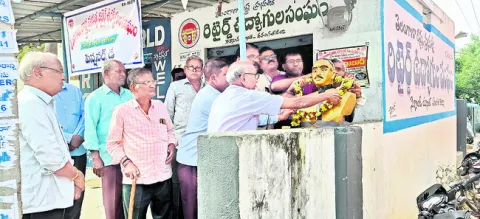 రిటైర్డ్‌ ఉద్యోగుల సమస్యలు పరిష్కరించాలి