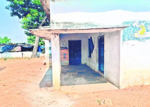 బడి గదిలో.. పంచాయతీ!