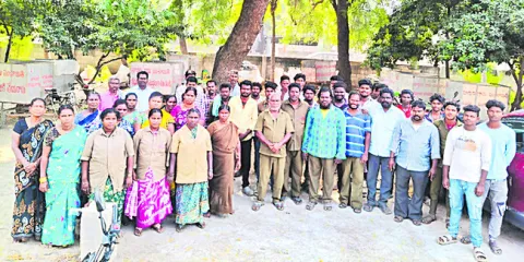 మార్టూరు పంచాయతీ కార్మికుల విధులు బహిష్కరణ 