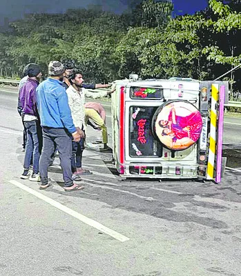 డివైడర్‌ను ఢీకొట్టిన తుపాన్‌