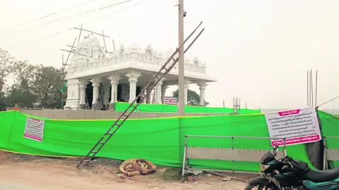 నలుగురు అధికారులపై వేటు 