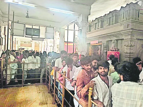 రత్నగిరిపై రద్దీ