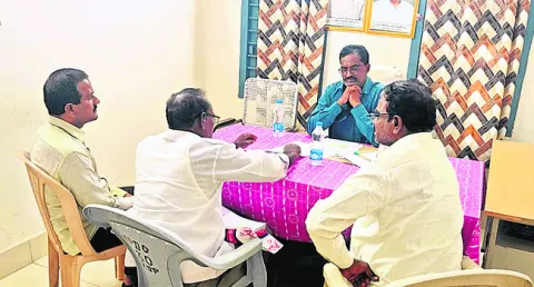 ఉపాధి మస్టర్లపై  ఏపీడీ విచారణ 