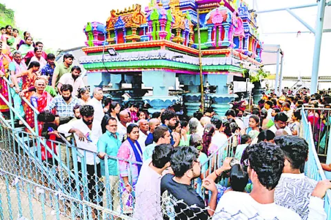 దుర్గగుడికి కొనసాగుతున్న రద్దీ 