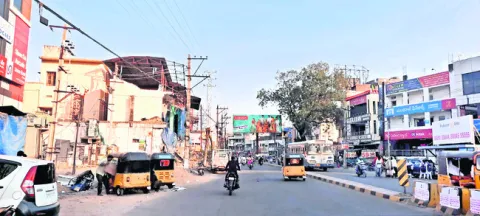 ఆగుతూ.. సాగుతూ!