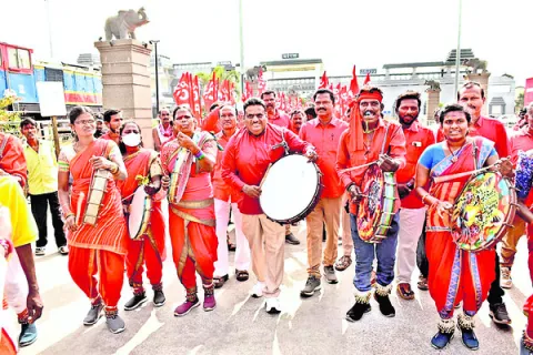 యువత చూపు.. ఎర్రజెండా వైపు