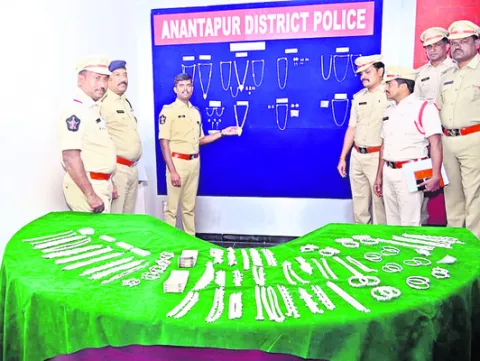 అంతర్రాష్ట్ర దొంగల అరెస్ట్‌ 