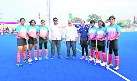 ఏపీ బాలికల హాకీ జట్టుకు జిల్లా క్రీడాకారులు