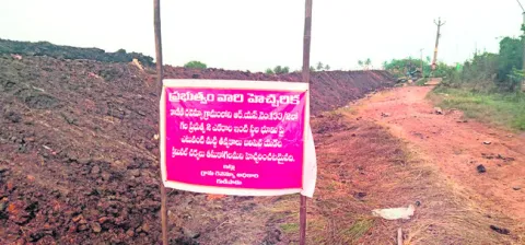 ప్రభుత్వ స్థలాలపై అక్రమార్కుల కన్ను 