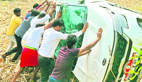 ఏఎంసీ చైర్మన్‌ కారు బోల్తా 