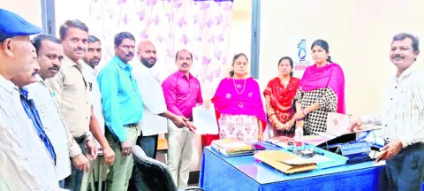 సెర్ప్‌ సిబ్బంది డిమాండ్లను పరిష్కరించాలి