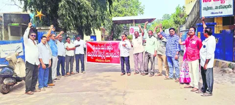 బస్సులు పెంచకుండా ఉచిత ప్రయాణమా!