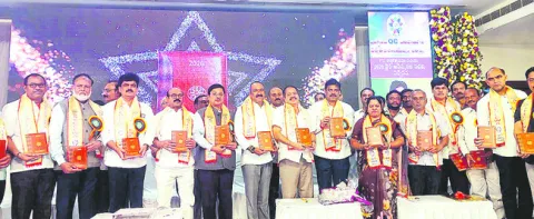 పదోన్నతుల్లో సీనియారిటీకే ప్రాధాన్యమివ్వాలి