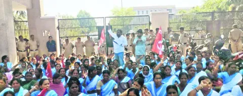 కలెక్టరేట్‌ను ముట్టడించిన ఆశా వర్కర్లు 