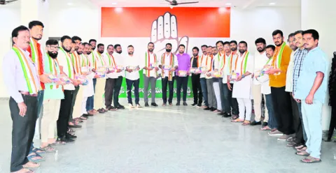 రంగుల ముగ్గు ప్యాకెట్ల పంపిణీ 
