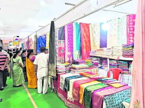 ఆకట్టుకుంటున్న కళాసిల్క్‌ ప్రదర్శన 