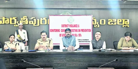 ఎస్సీ, ఎస్టీల సమస్యలు ఉన్నతాధికారుల దృష్టికి తేవాలి 