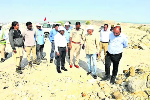 అటవీ ప్రాంతంలో వ్యర్థాలను ఏరివేయాలి