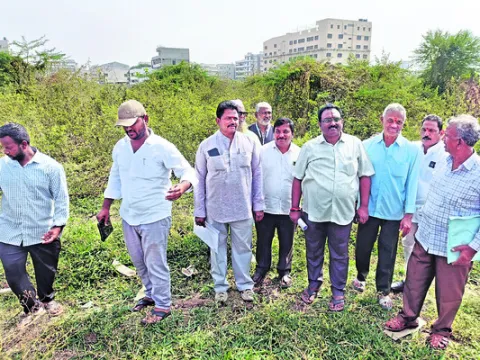స్థలం కబ్జా చేసిన మంత్రి కుటుంబ సభ్యులు 
